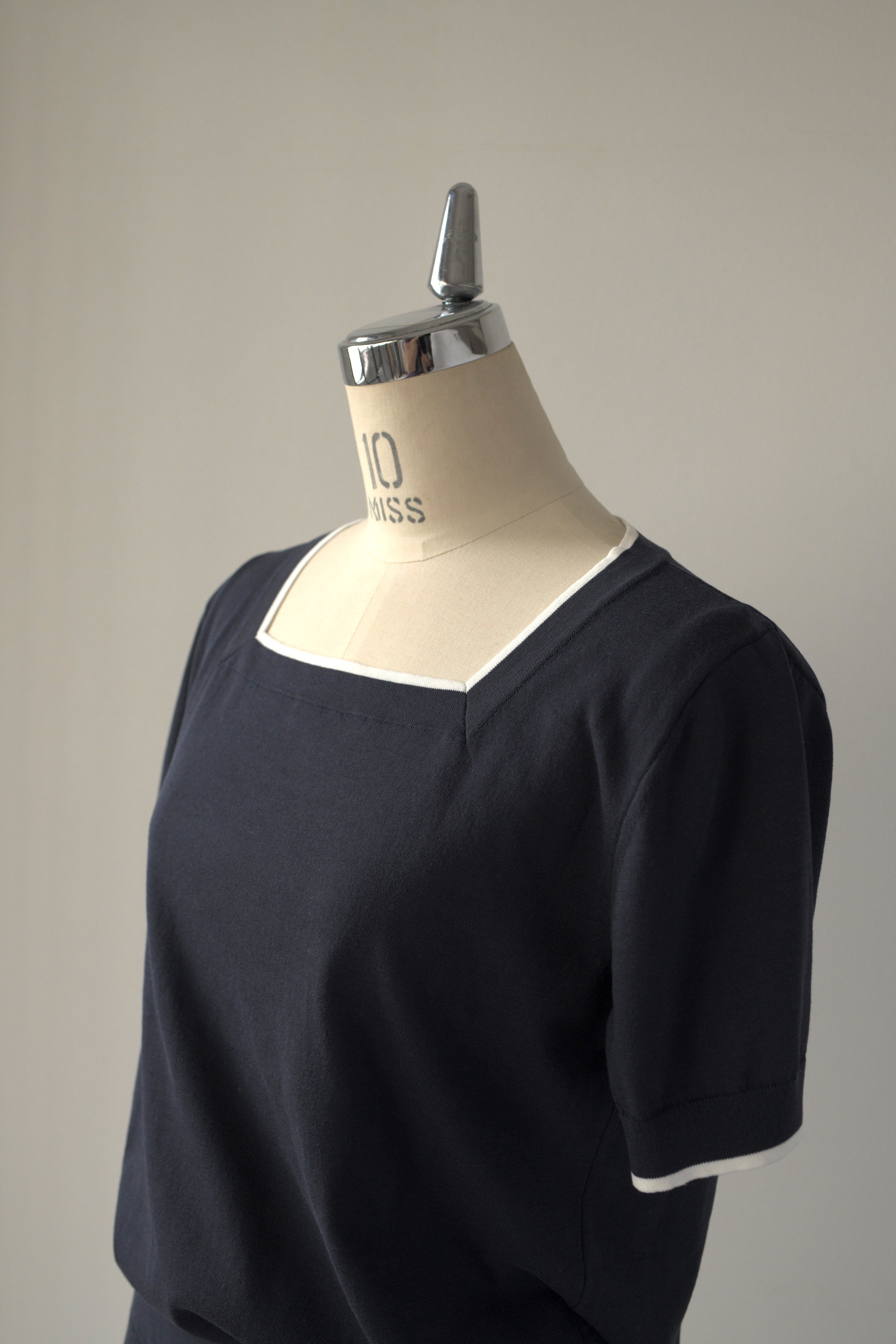 HYKE サイドスリット コットンニット　半袖 ALL – HYKE ONLINE STORE